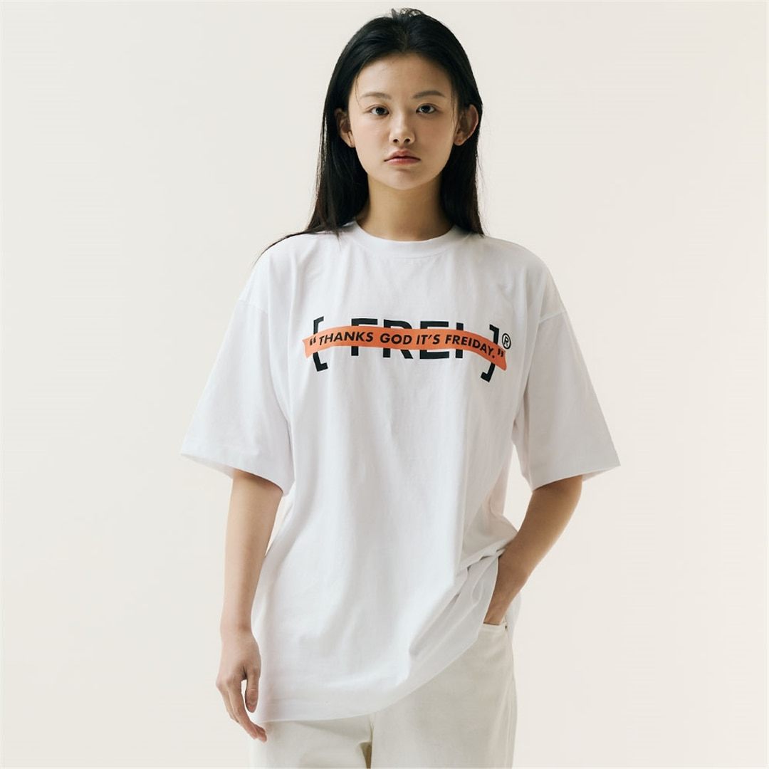 [프라이] 테이프 로고 반팔 티셔츠(WHITE)